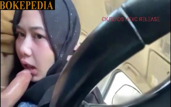 Hijab Montok Blowjob pacar di mobil